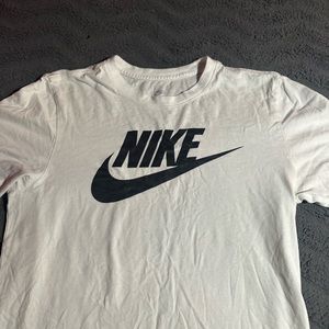 White nike Logo tee shirt